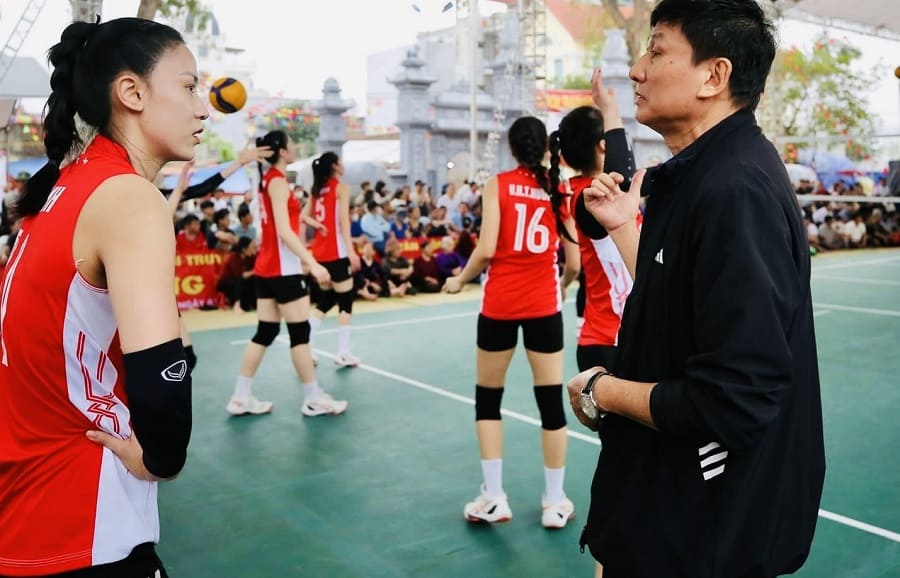 New captain of the Binh chủng Thông tin volleyball team, Hoang Thi Kieu Trinh. Photo: VTVBĐLA