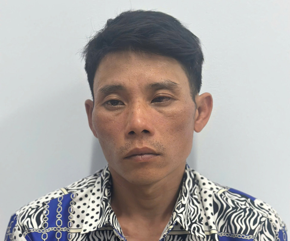 Đối tượng Nguyễn Văn Thanh bị công an bắt giữ sau khi đột nhập nghĩa trang liệt sĩ trộm tài sản. Ảnh: Công an