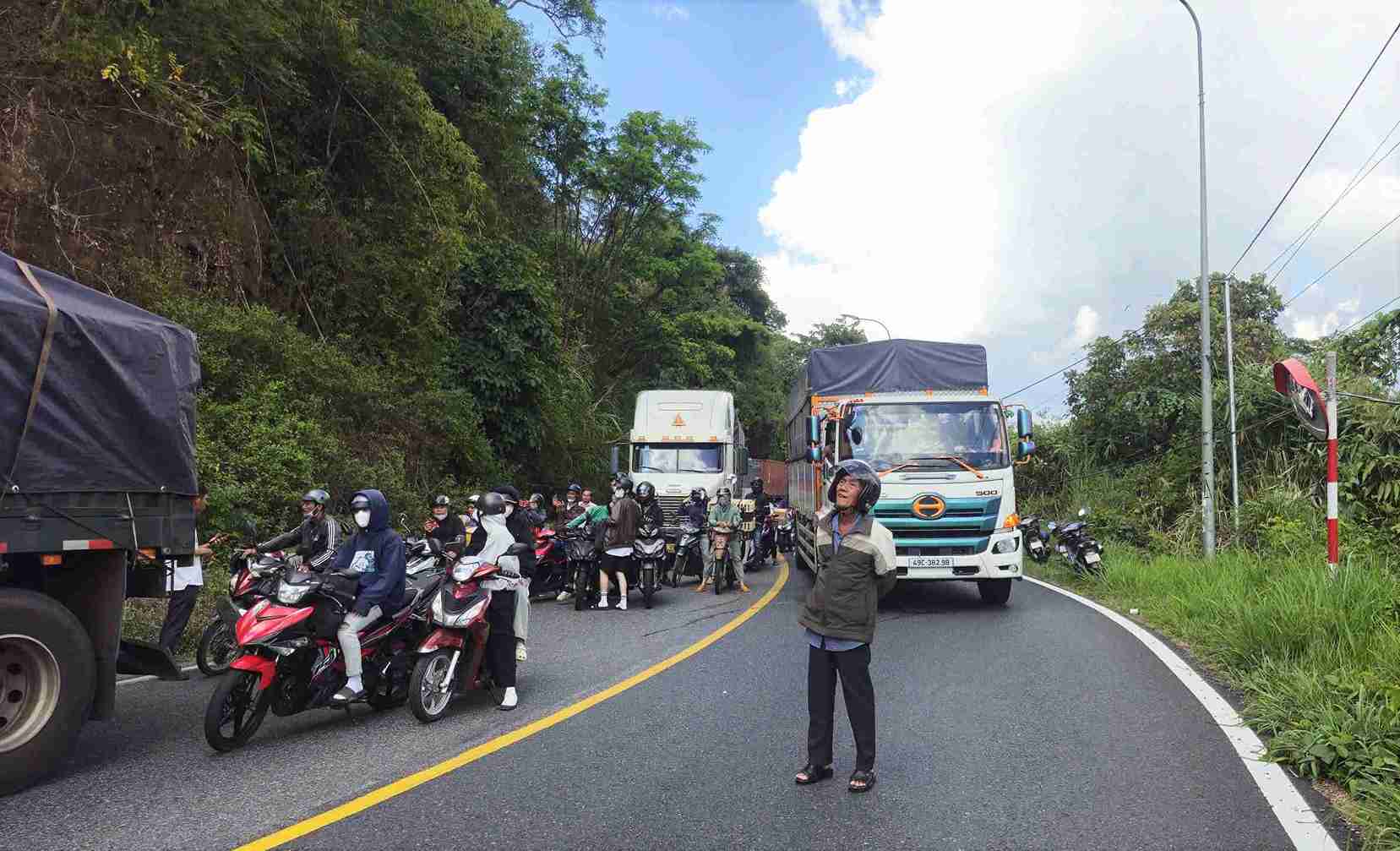 Rất nhiều người đi đường chăm chú theo dõi lực lượng chức năng xử lý khối đá khổng lồ. Ảnh: Phúc Khánh 