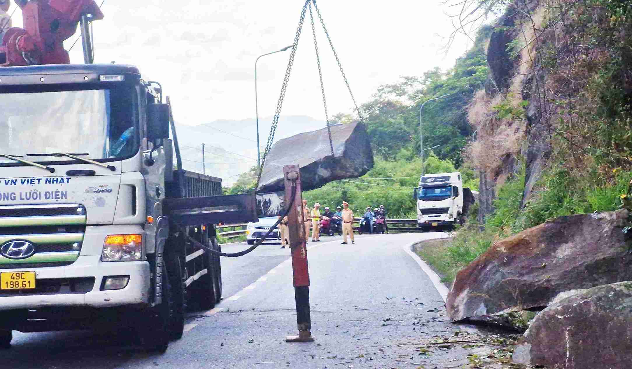 The large stone block hanging precariously on the top of Bao Loc Pass has been safely handled. Photo: Phuc Khanh