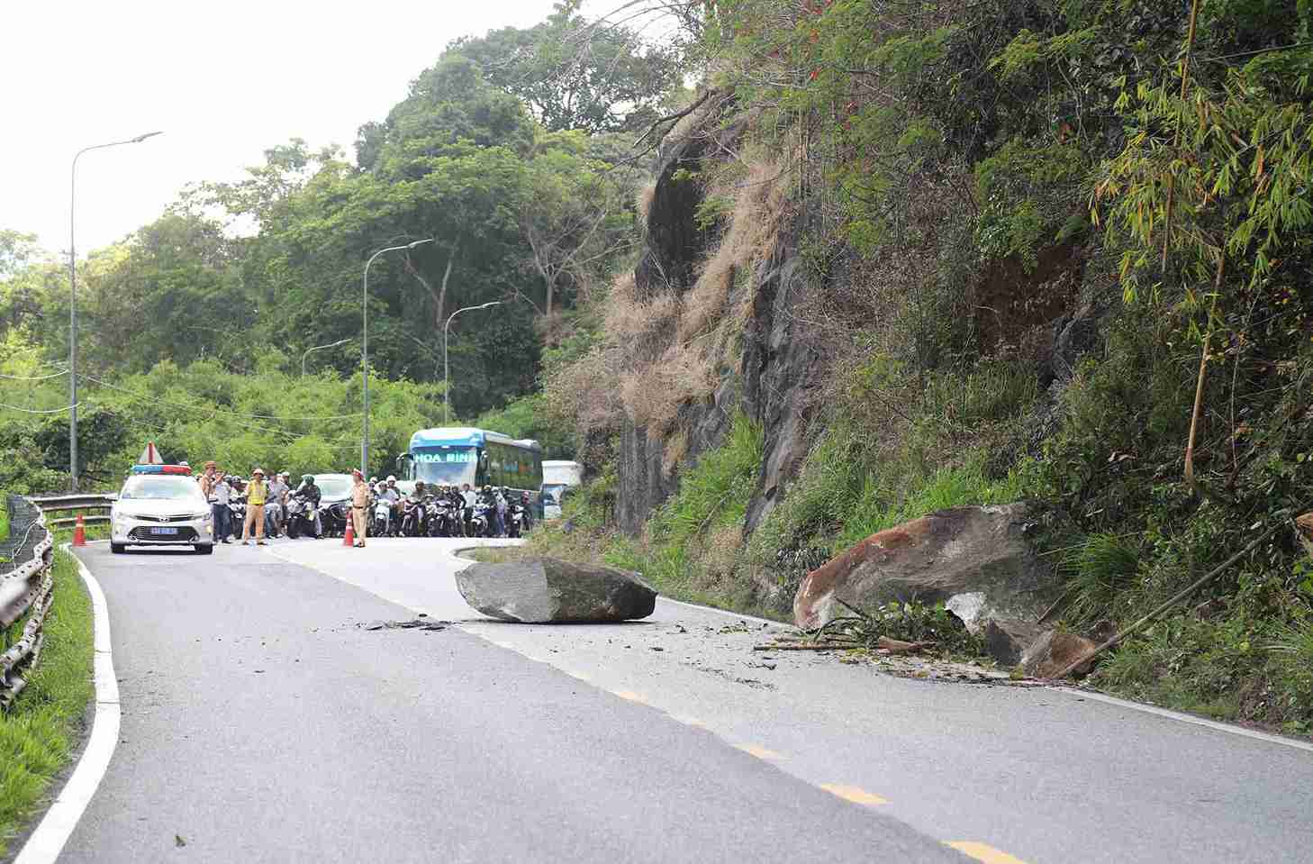 Khối đá được gỡ khỏi vị trị chênh vênh trên đỉnh đèo Bảo Lộc. Ảnh: Phúc Khánh 