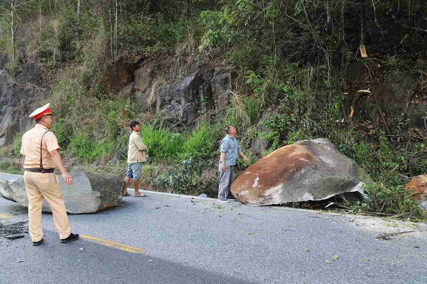 Cận cảnh khối đá treo chênh vênh trên đỉnh đèo Bảo Lộc sau khi được xử lý. Ảnh: Phúc Khánh 