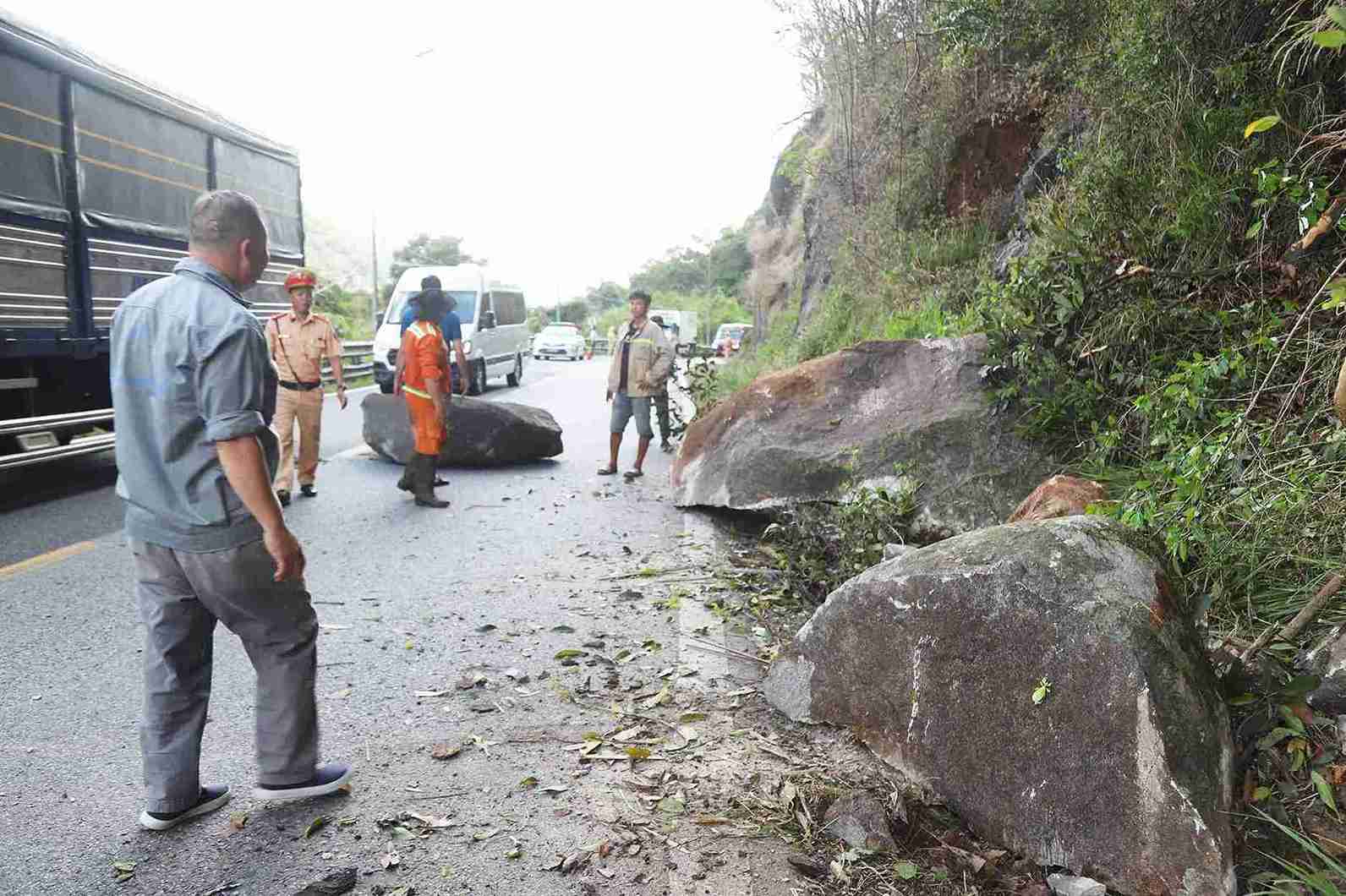 Ước tính khối đá này nặng khoảng 15 tấn. Ảnh: Phúc Khánh 