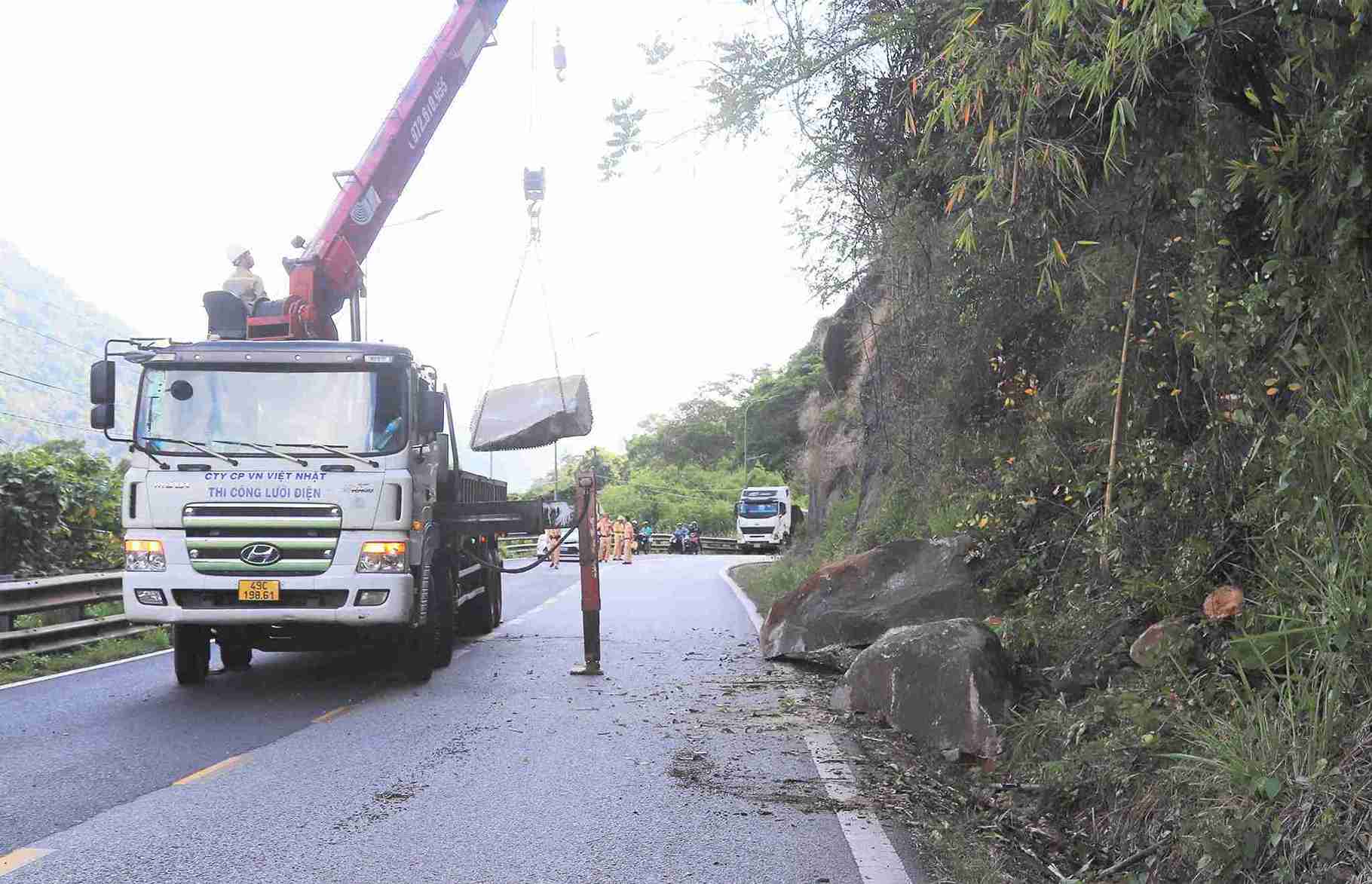 Xe cẩu được huy động để di chuyển khối đá ra khỏi đèo Bảo Lộc bảo đảm an toàn tuyệt đối. Ảnh: Phúc Khánh 