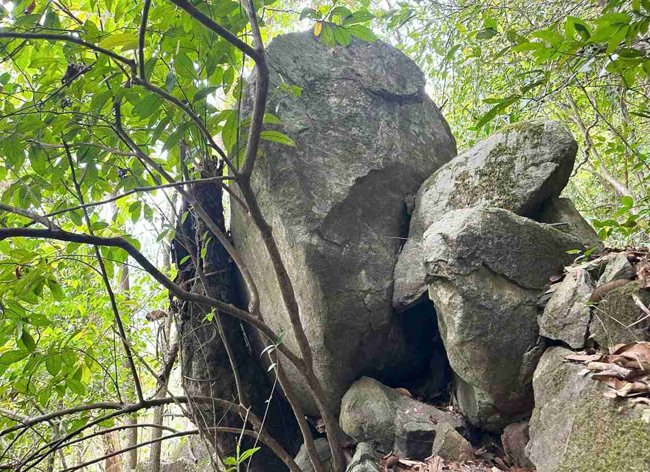 Khối đá nặng khoảng 15 tấn treo chênh vênh trên đỉnh đèo Bảo Lộc. Ảnh: Phúc Khánh 