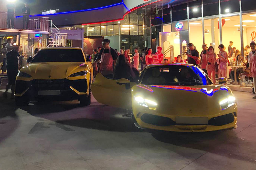 The pair of supercars Lamborghini Urus SE and Ferrari 296 GTS with striking yellow tones appear in the central area. Photo: Phuc Khang