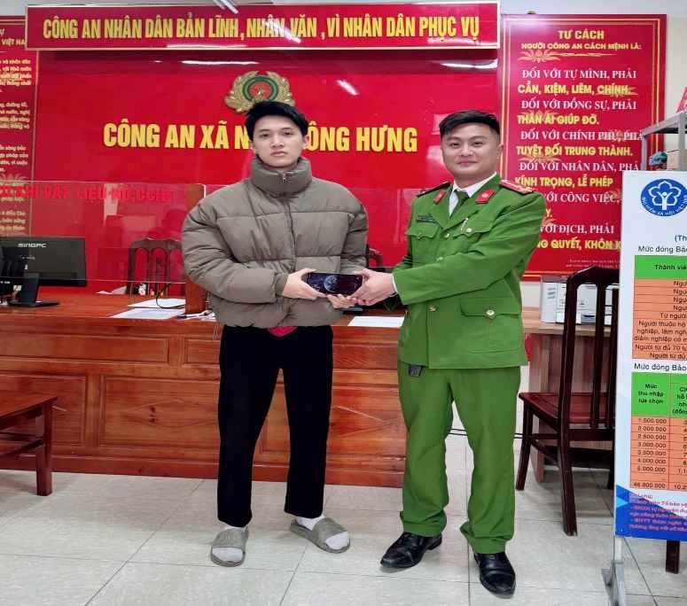 Nam Dong Hung Commune Police returns lost property to citizens. Photo: Hung Yen Police