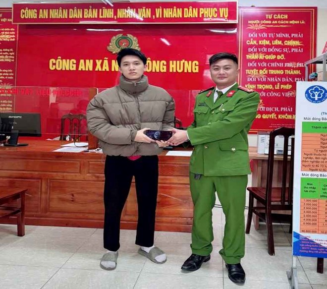 Đánh rơi điện thoại giữa đêm, người dân Hưng Yên được Công an tìm trả