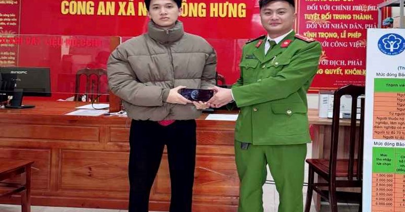 Công an Hưng Yên tìm, trả lại điện thoại cho người dân lúc đêm khuya