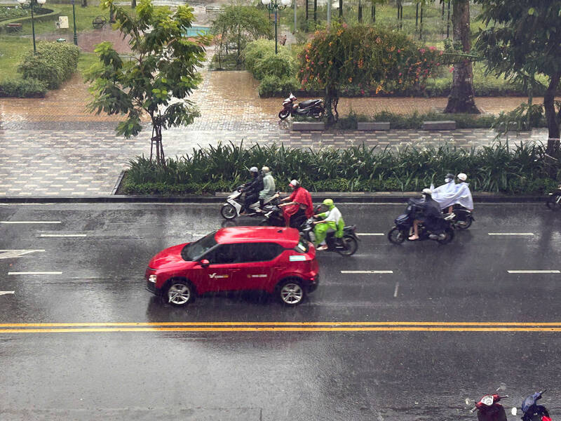 In the afternoon of March 16, unseasonal thunderstorms appeared in Ho Chi Minh City. Photo: Ha May