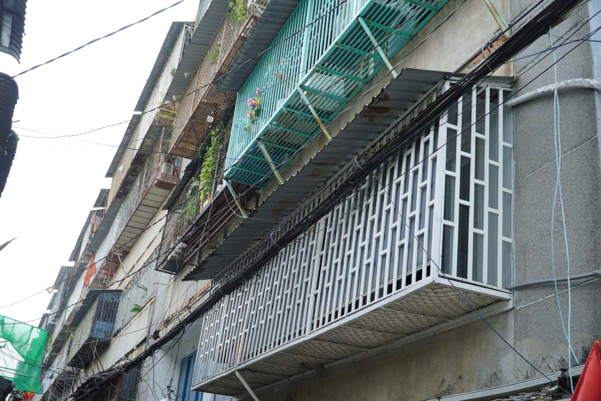 Những khung sắt chuồng cọp tại chung cư Thanh Đa được người dân rào để chống trộm. Ảnh: Thái Bảo