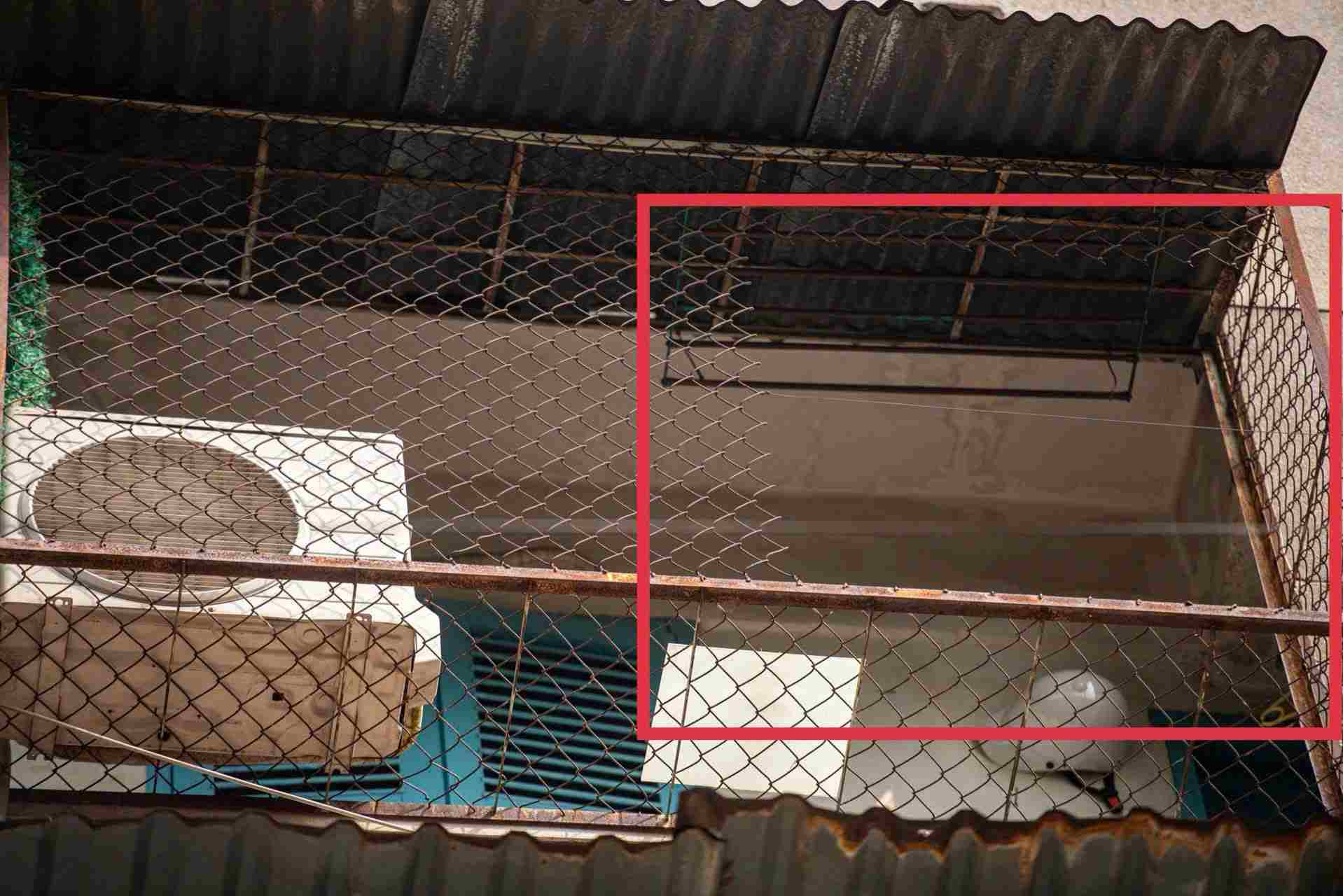 Hình ảnh khung sắt chuồng cọp được người dân tháo dỡ thành lối thoát hiểm nhằm phòng cháy chữa cháy. Ảnh: Thái Bảo