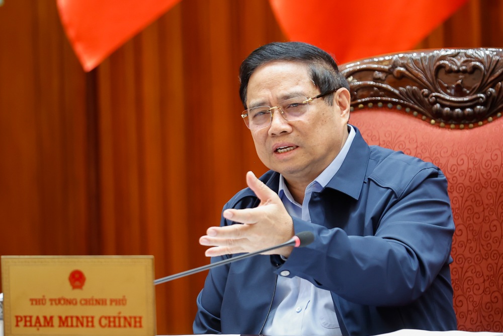 Prime Minister Pham Minh Chinh directs the tasks, solutions and deadlines for completing projects and businesses that are behind schedule and inefficient in the industry and trade sector. Photo: VGP