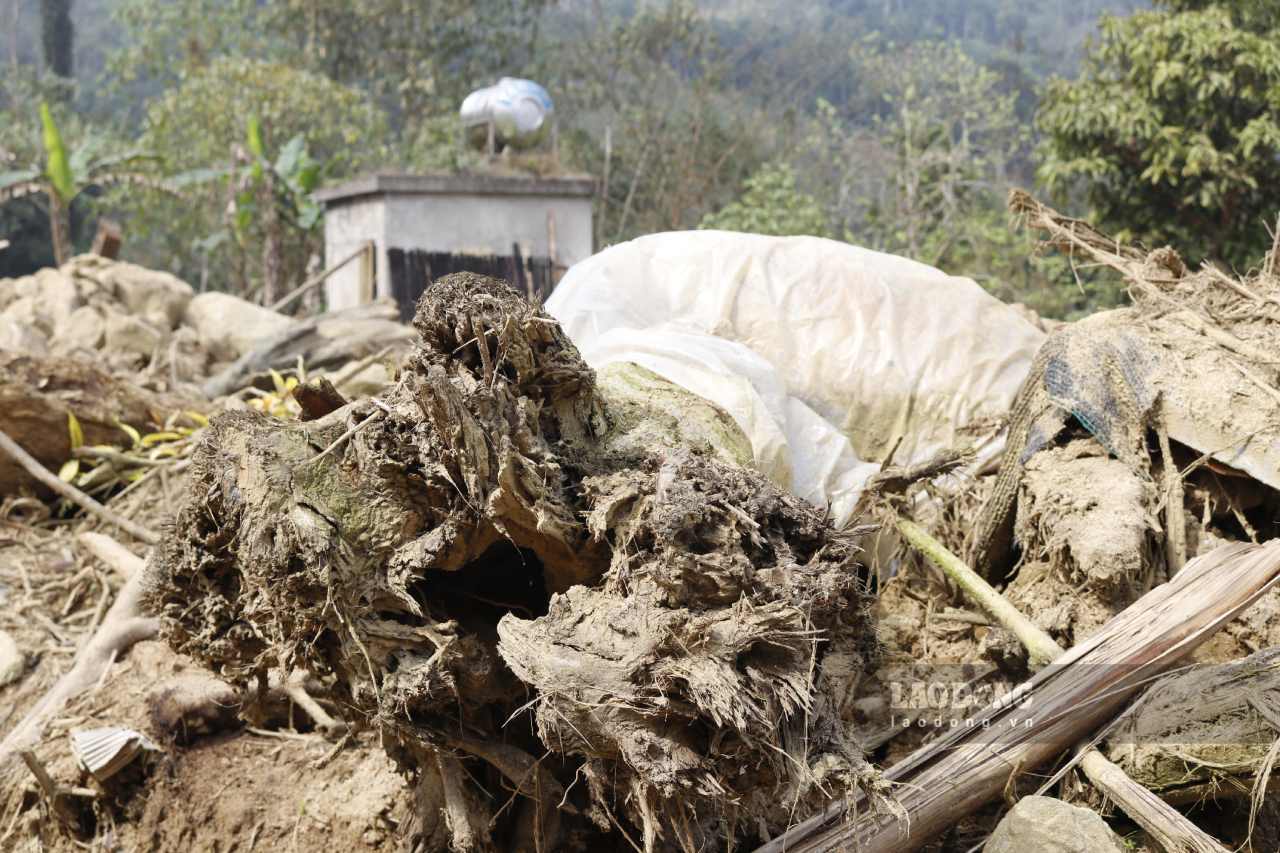 Hiện trường để lại là những ngôi nhà bị tàn phá, ruộng vườn biến thành bãi đá. Ảnh: Văn Đức