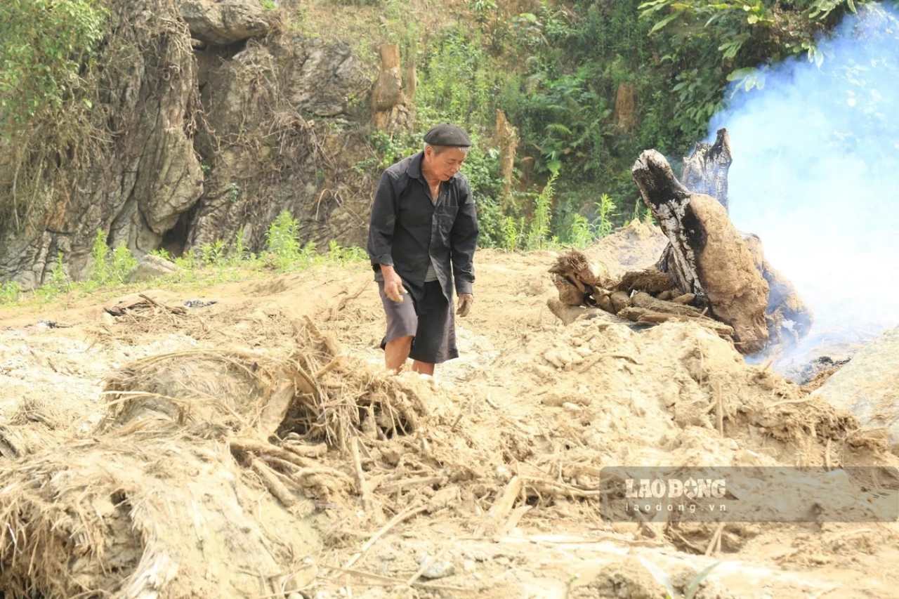 Los aldeanos de Pèng están reviviendo los campos petrificados después de las inundaciones. Foto: Văn Đức.
