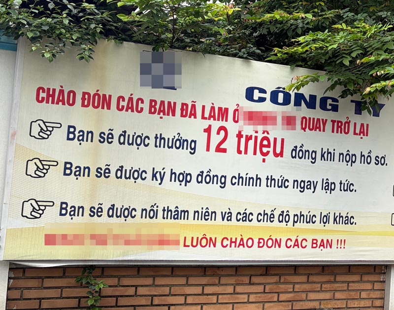 Notice of reward of 12 million VND for workers returning to work at M.T Company (Phuc Khanh Industrial Park, Hung Yen province). Photo: Bao Han