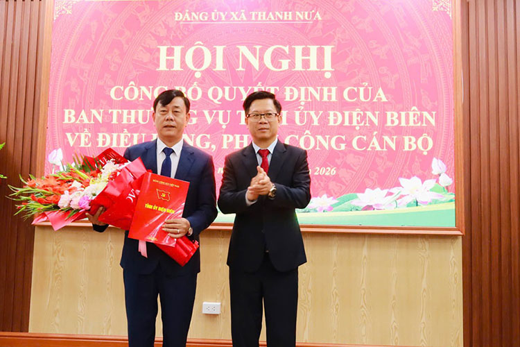 Mr. Nguyen Huu Hiep (left) - new Secretary of the Party Committee of Thanh Nua commune, Dien Bien province. Photo: Thanh Nua commune