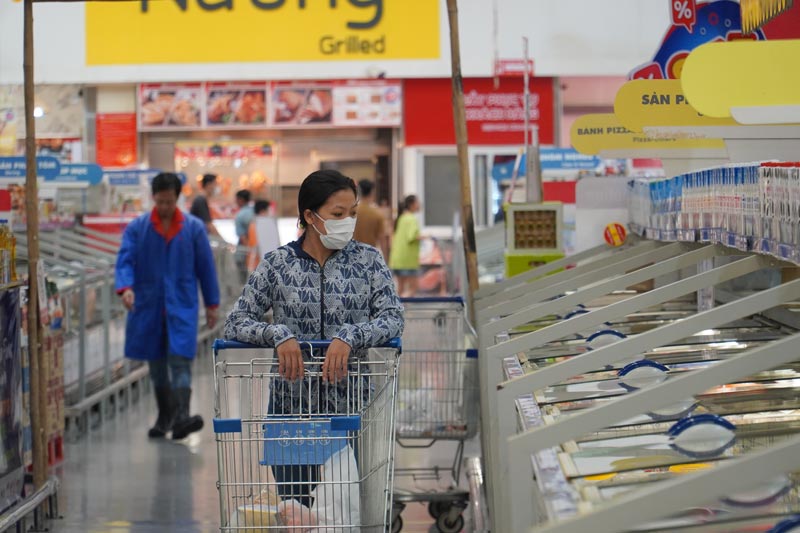 Raw material prices fluctuate, supermarkets find ways to maintain essential goods prices. Photo: Ngoc Le