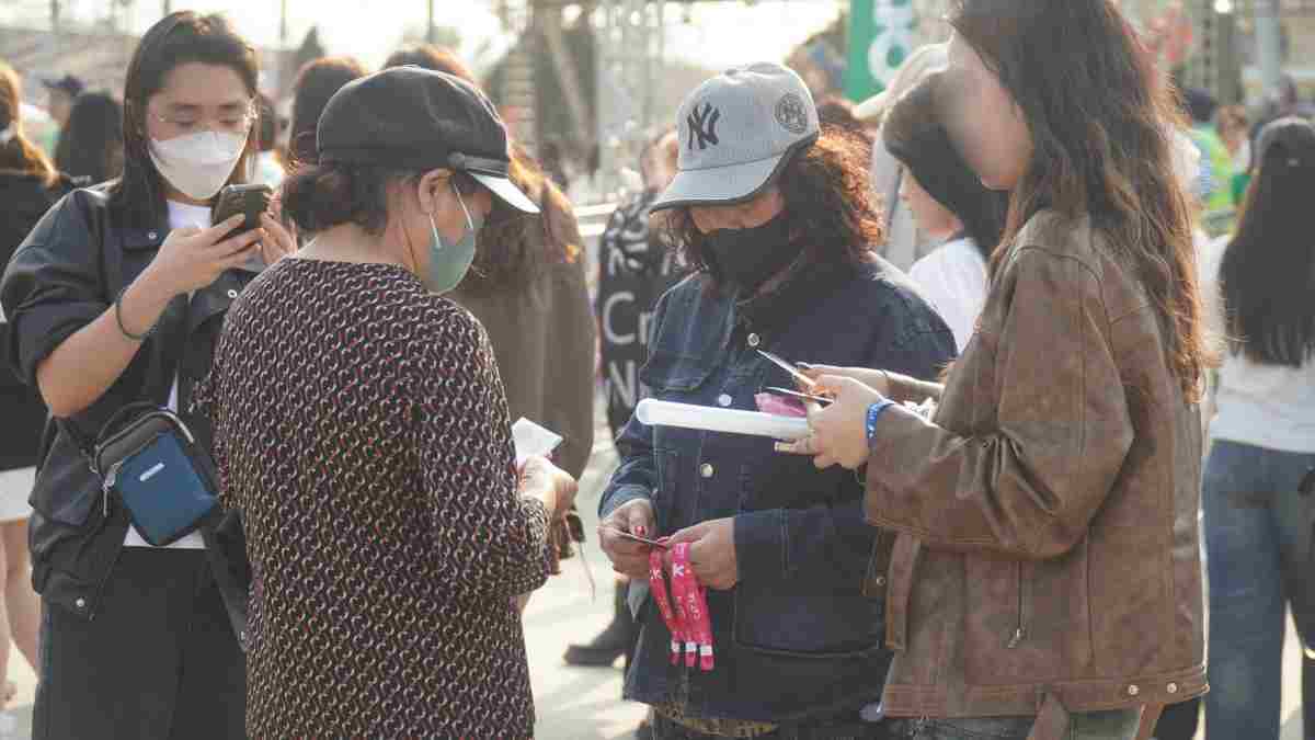 ダフ屋はハノイで開催されるコンサート「アン・チャイ・サイ・ハイ」周辺で活動しています。写真:ミン・チン