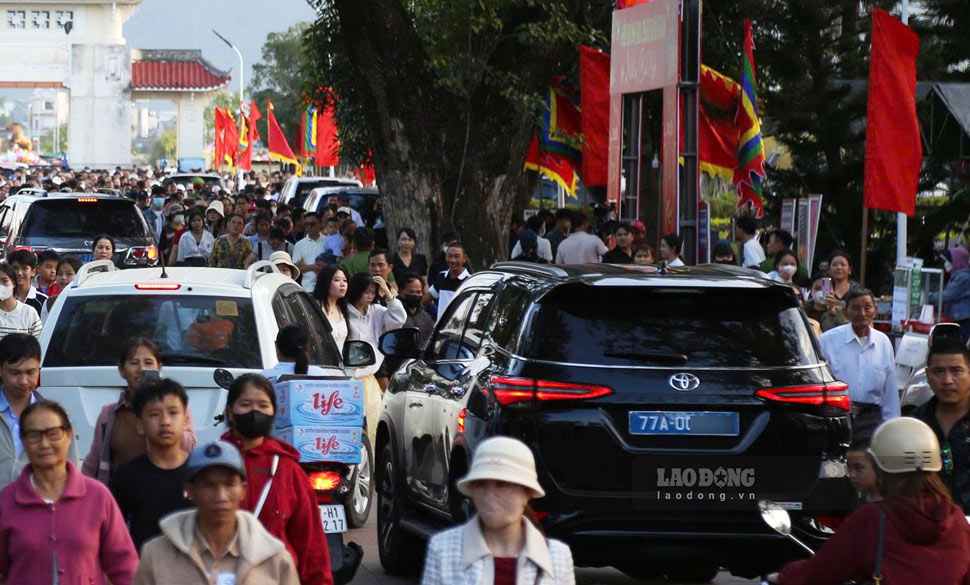 Vehicle serving the delegation of Gia Lai province attending the 255th anniversary of the Tay Son Farmers' Uprising (1771-2026) and the 237th anniversary of the Ngoc Hoi - Dong Da Victory (1789-2026). Photo: Hoai Phuong