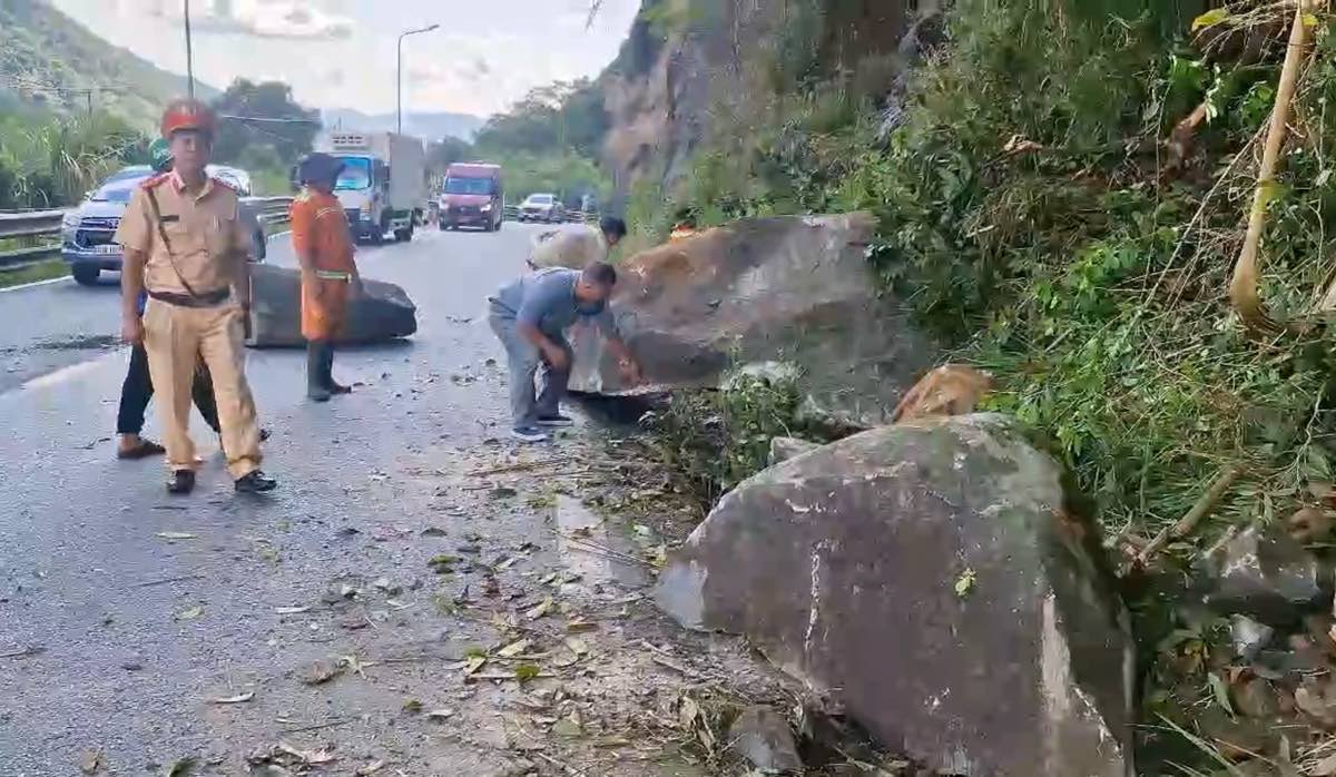 Close-up of handling a 15-ton stone block hanging precariously on the top of Bao Loc Pass