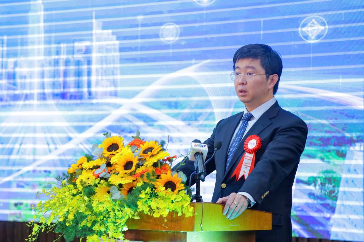 Ông Bùi Hoàng Phương, Thứ trưởng Bộ Khoa học và Công nghệ đánh giá cao thành tựu của QTSC sau 25 năm xây dựng, phát triển. Ảnh: Duy Đăng