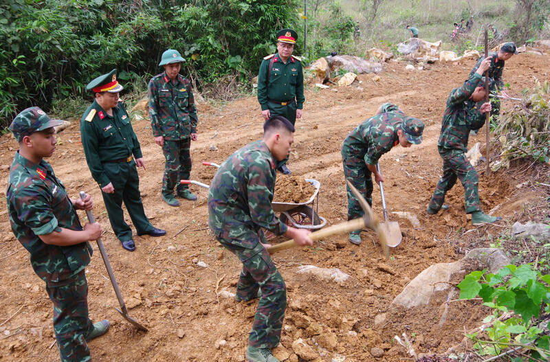 Soldiers pave the way into the "Net Zero village" in UNESCO Lang Son region. Photo: Duong Nguyen
