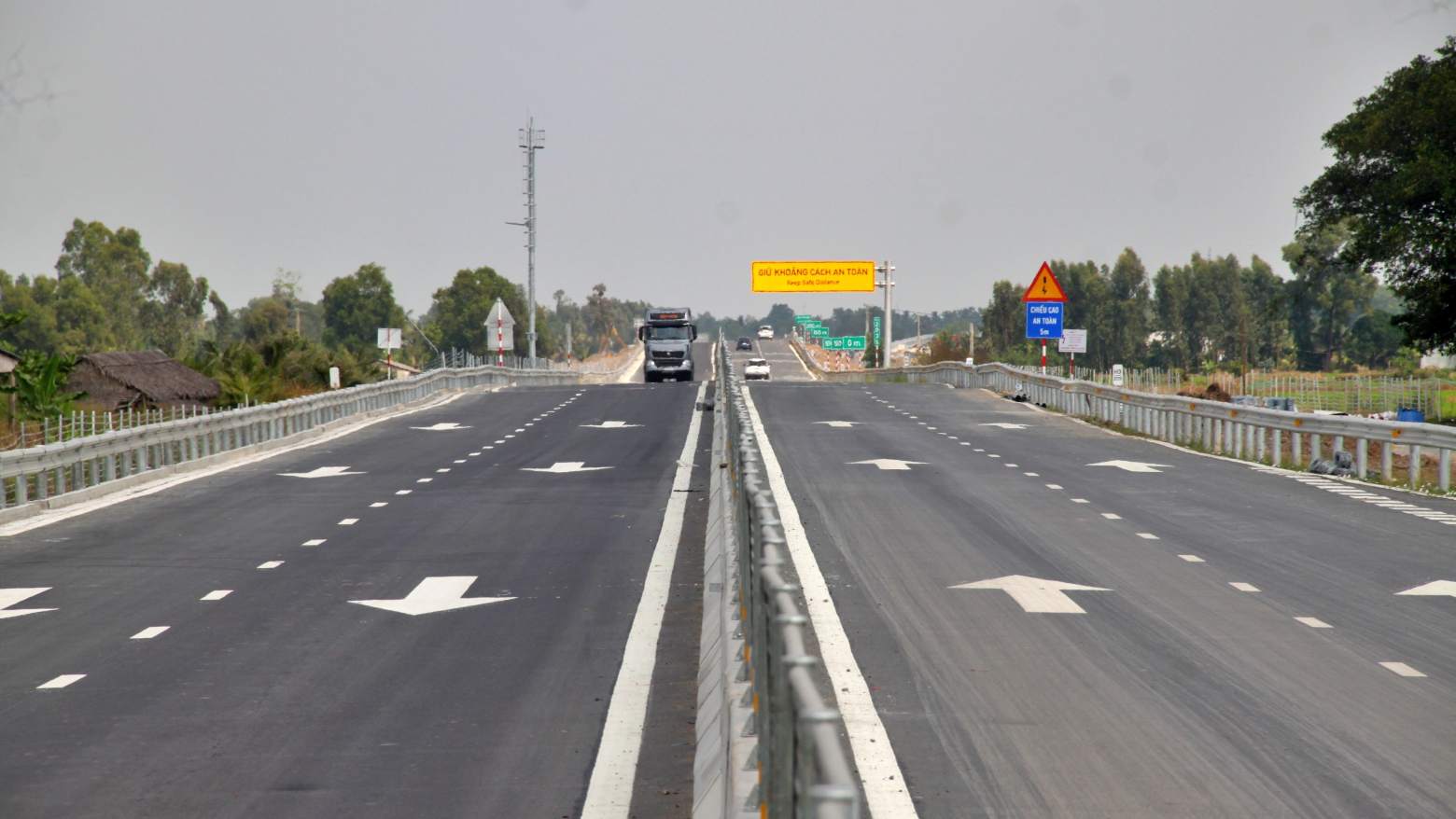 Tài xế đồng thuận ngưng lưu thông trên cao tốc Cần Thơ - Cà Mau đoạn Hậu Giang - Cà Mau. Ảnh: Nhật Hồ.