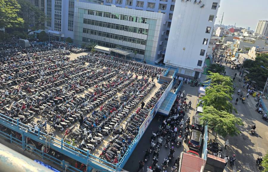 Bãi giữ xe của Trường Đại học Công nghiệp TPHCM trong ngày 16.3. Ảnh: Chân Phúc 