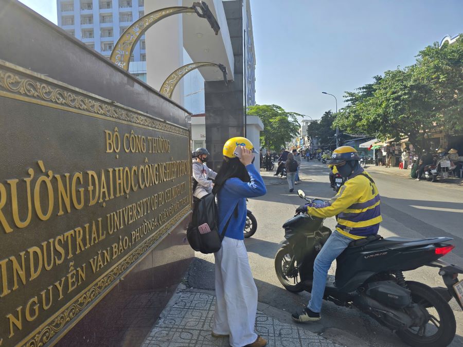 ホーチミン市工業大学の学生は、テクノロジーを活用したバスを予約することで移動方法を変えました。写真:チャン・フック