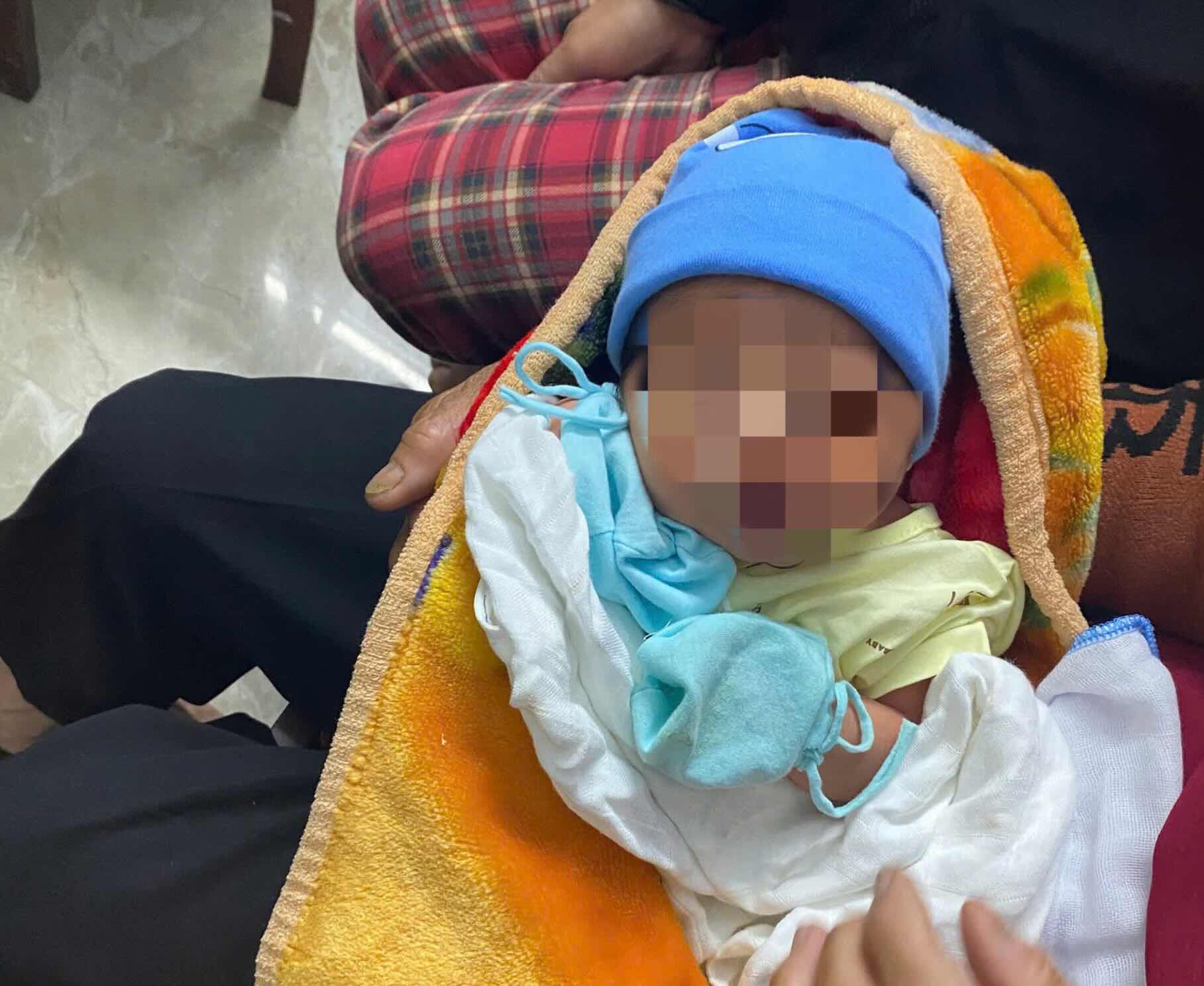 The abandoned baby was discovered by people, and local authorities announced the search for his biological parents. Photo: Hai Thanh