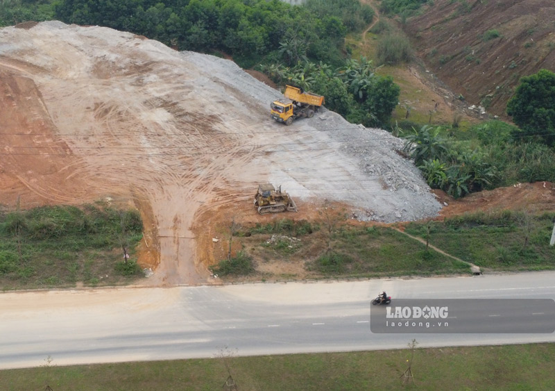 Bãi đổ thải trái phép tại phường Văn Phú được chủ đầu tư dự án NOXH Yên Ninh sử dụng. Ảnh: An Lộc