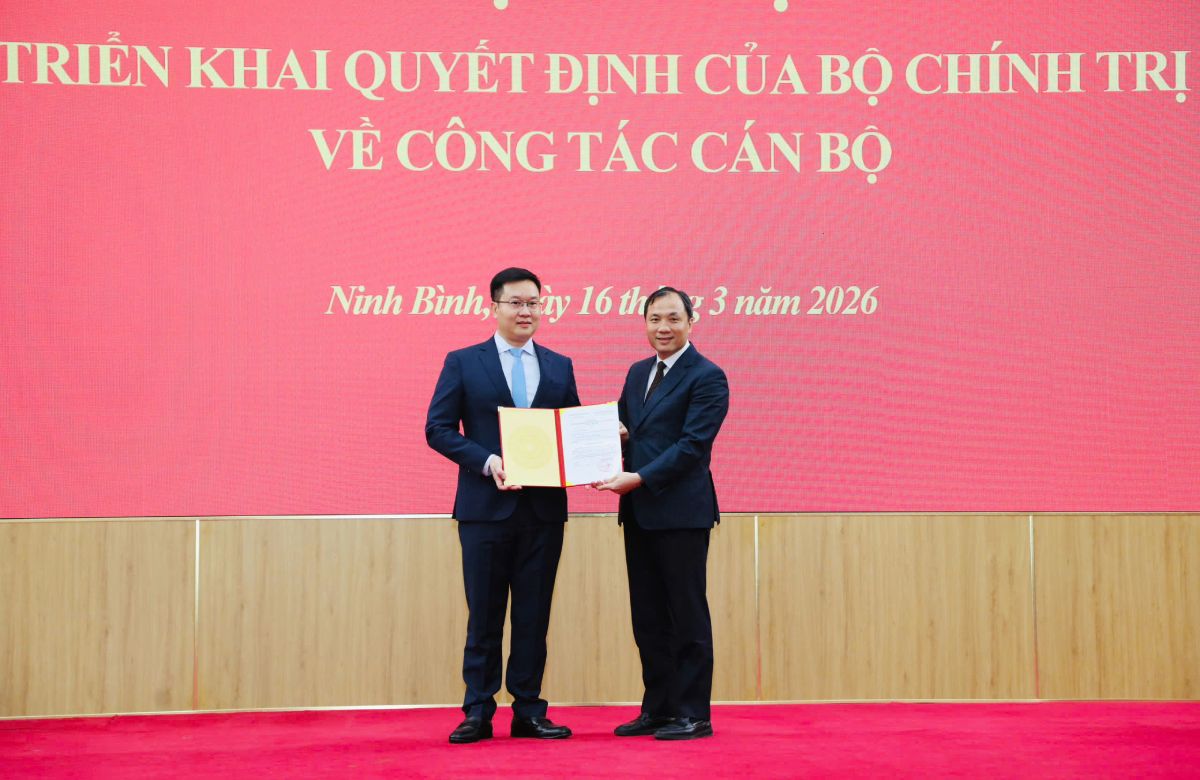 Ninh Binh has a new Deputy Provincial Party Secretary (left). Photo: Dieu Anh