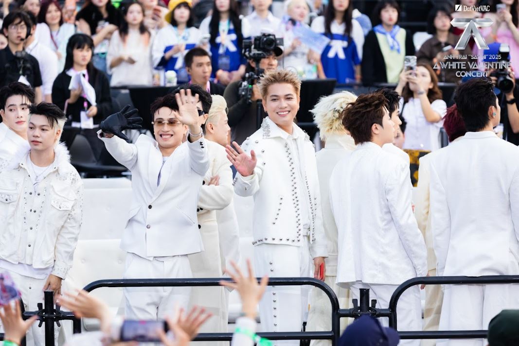 Dàn “Anh trai say hi” giao lưu với khán giả trước giờ G. Ảnh BTC