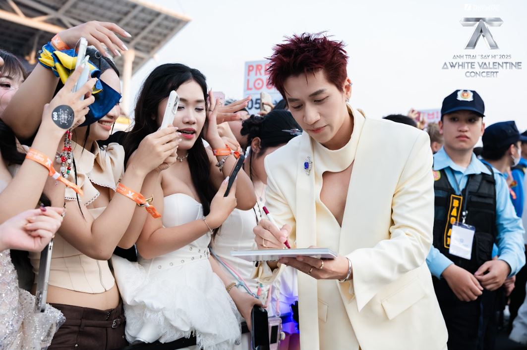 Otis kí tặng khán giả. Ảnh BTC