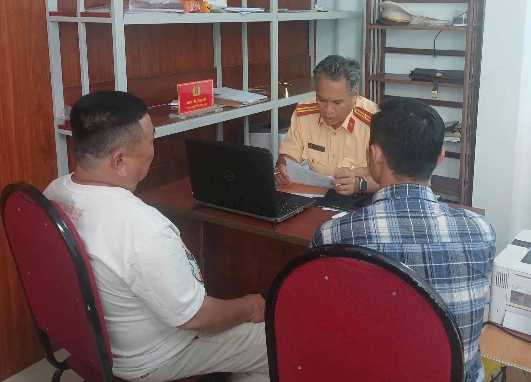 Hai tài xế liên quan vụ việc được mời lên làm việc. Ảnh: Công an TPHCM