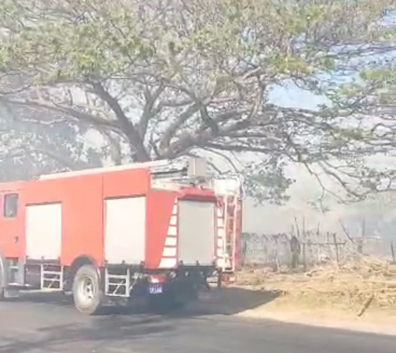 Khói bốc mù mịt tại hiện trường. Ảnh: Duy Tuấn