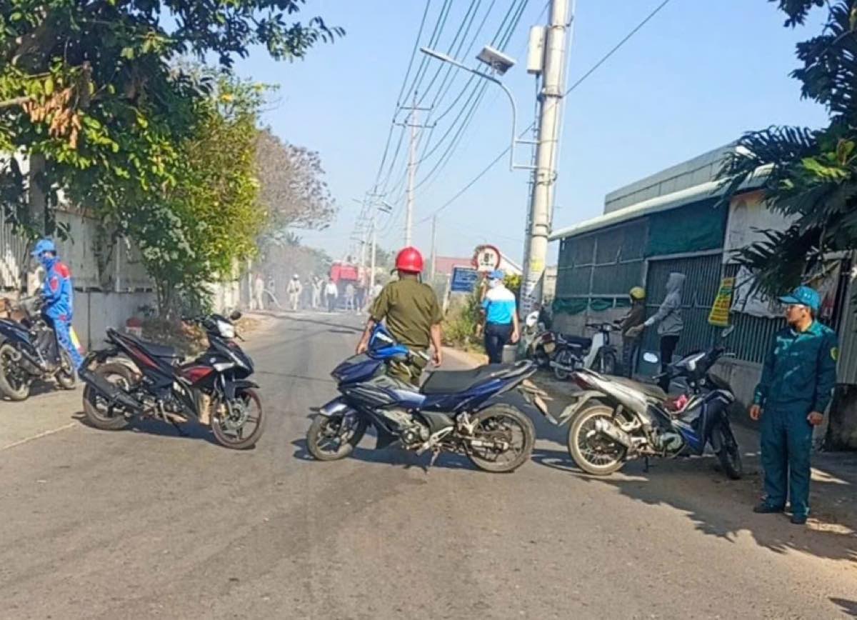 Lực lượng chức năng phong toả khu vực xảy ra cháy. Ảnh: Duy Tuấn