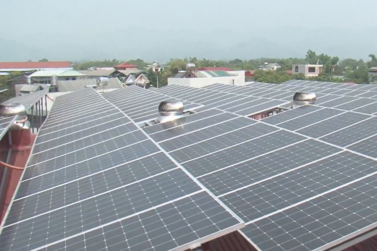 Sistema de energía solar en el techo instalado por la propia gente en el barrio de Dien Bien Phu. Foto: Duc Trung
