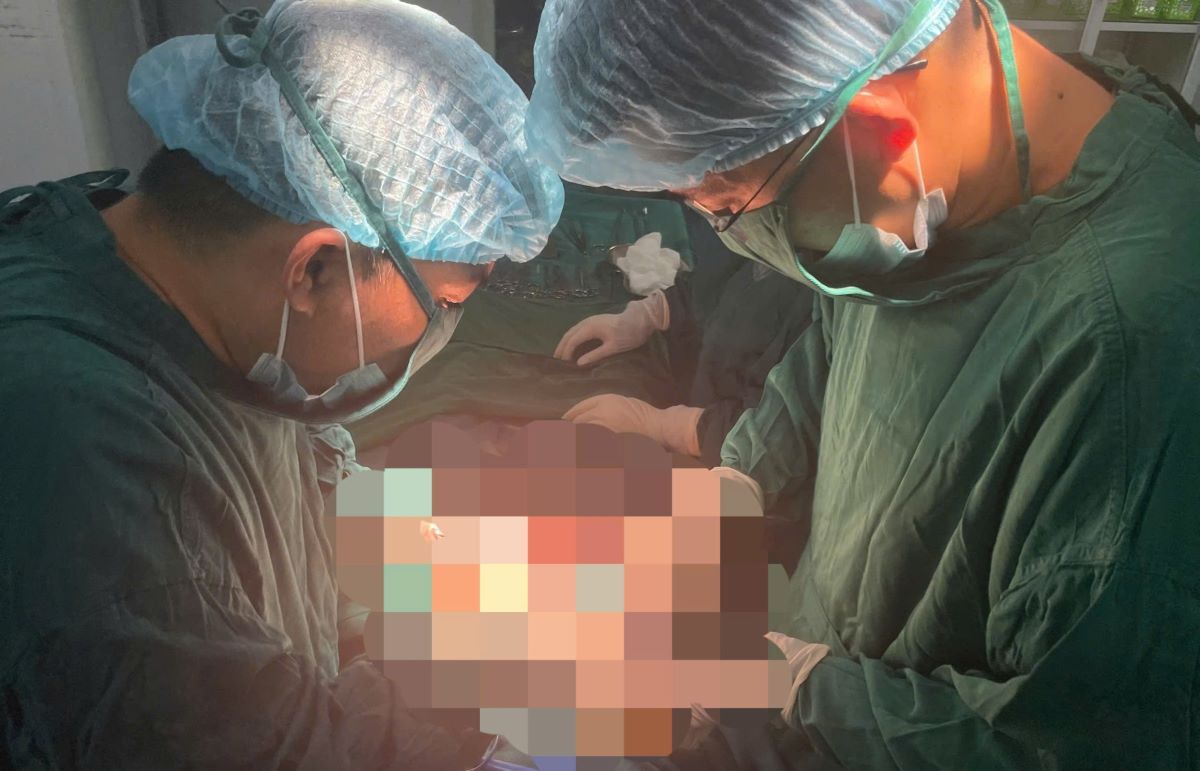 Emergency surgery for necrotic ovarian cyst in a 28-week pregnant woman. Photo: Quang Tri Provincial General Hospital