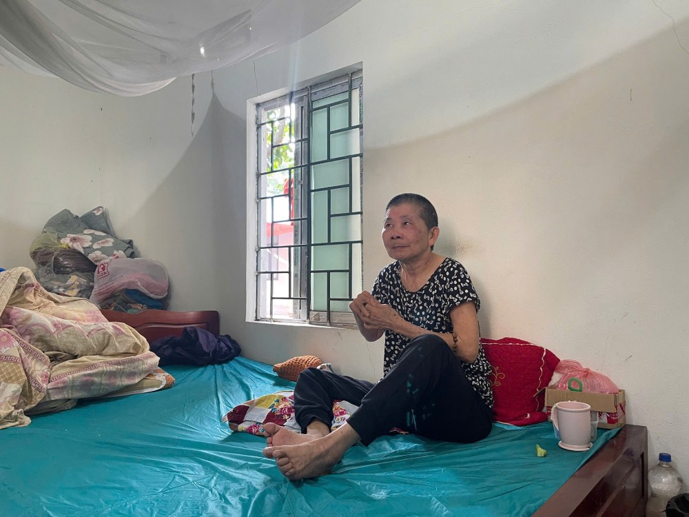 After many strokes, her health deteriorated, Ms. Hieu was almost completely paralyzed. Photo: Quynh Chi