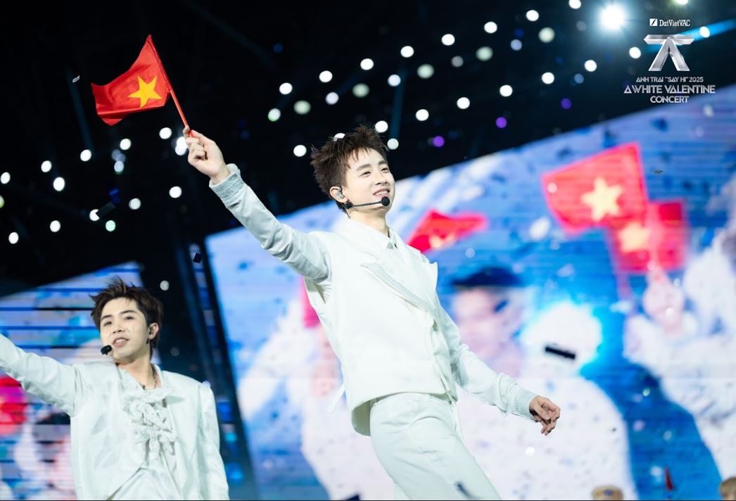 Phần trình diễn ‘Khát vọng là người Việt Nam’ đầy cảm xúc trên sân khấu. Ảnh BTC