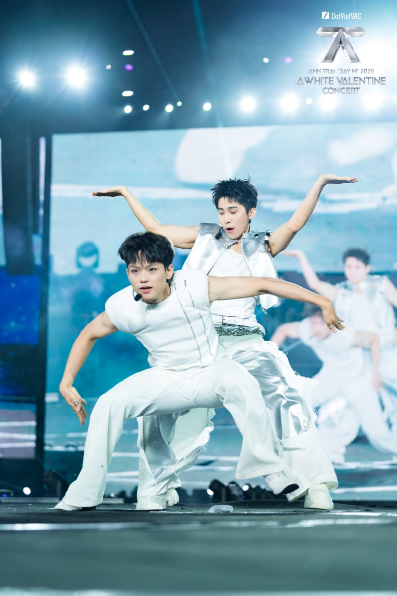 Bùi Trường Linh và Sơn.K bùng nổ trong tiết mục “Dance Pastel“. Ảnh: BTC