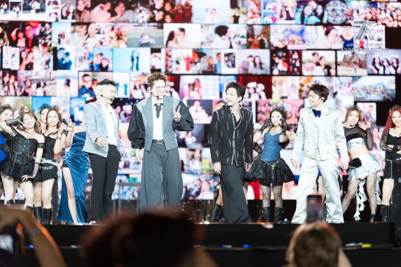 Bray và dàn anh trai trong tiết mục “Ai yêu anh nhất“. Ảnh: BTC