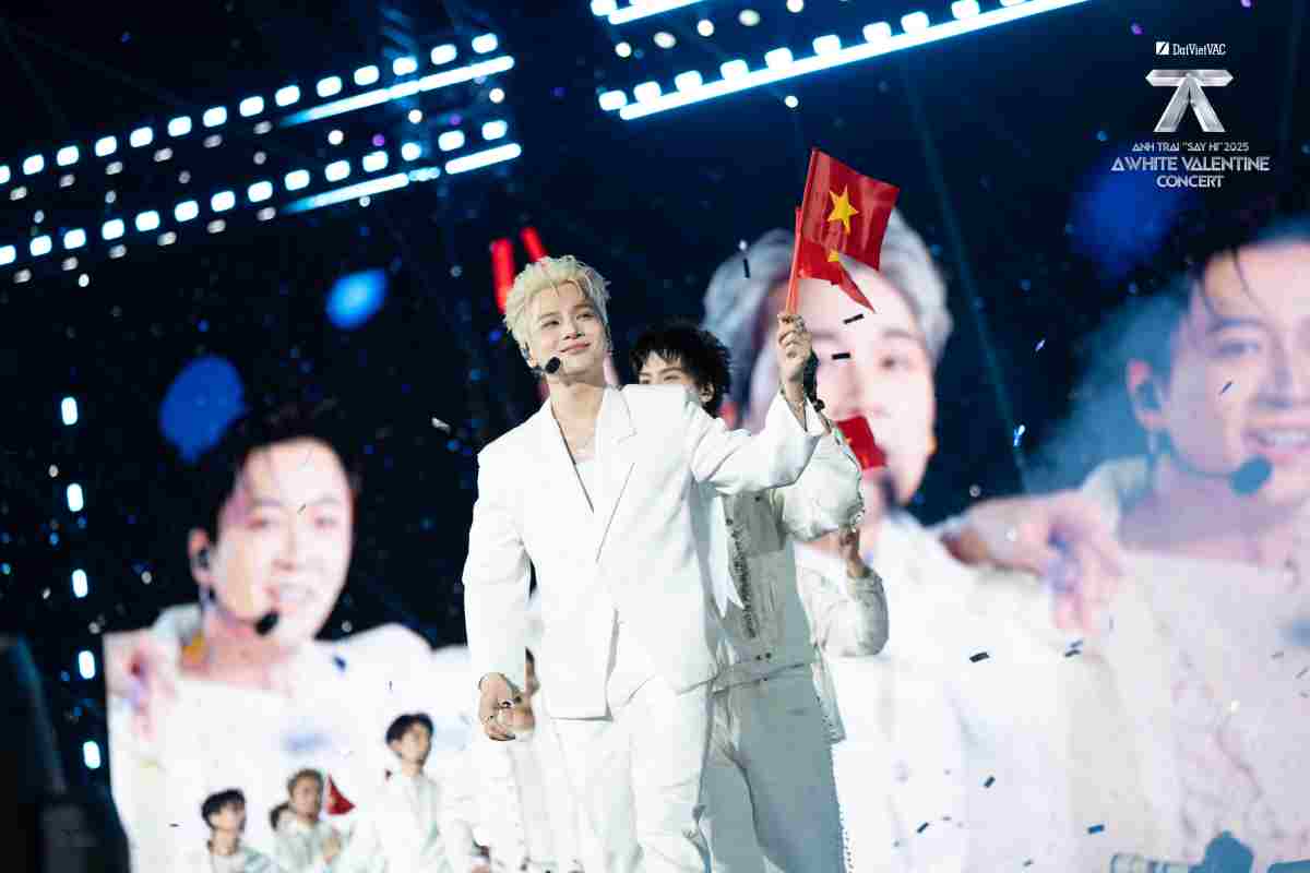 Các Anh trai xuất hiện trong trang phục trắng lấy cảm hứng từ ngày Valentine trắng. Ảnh: BTC