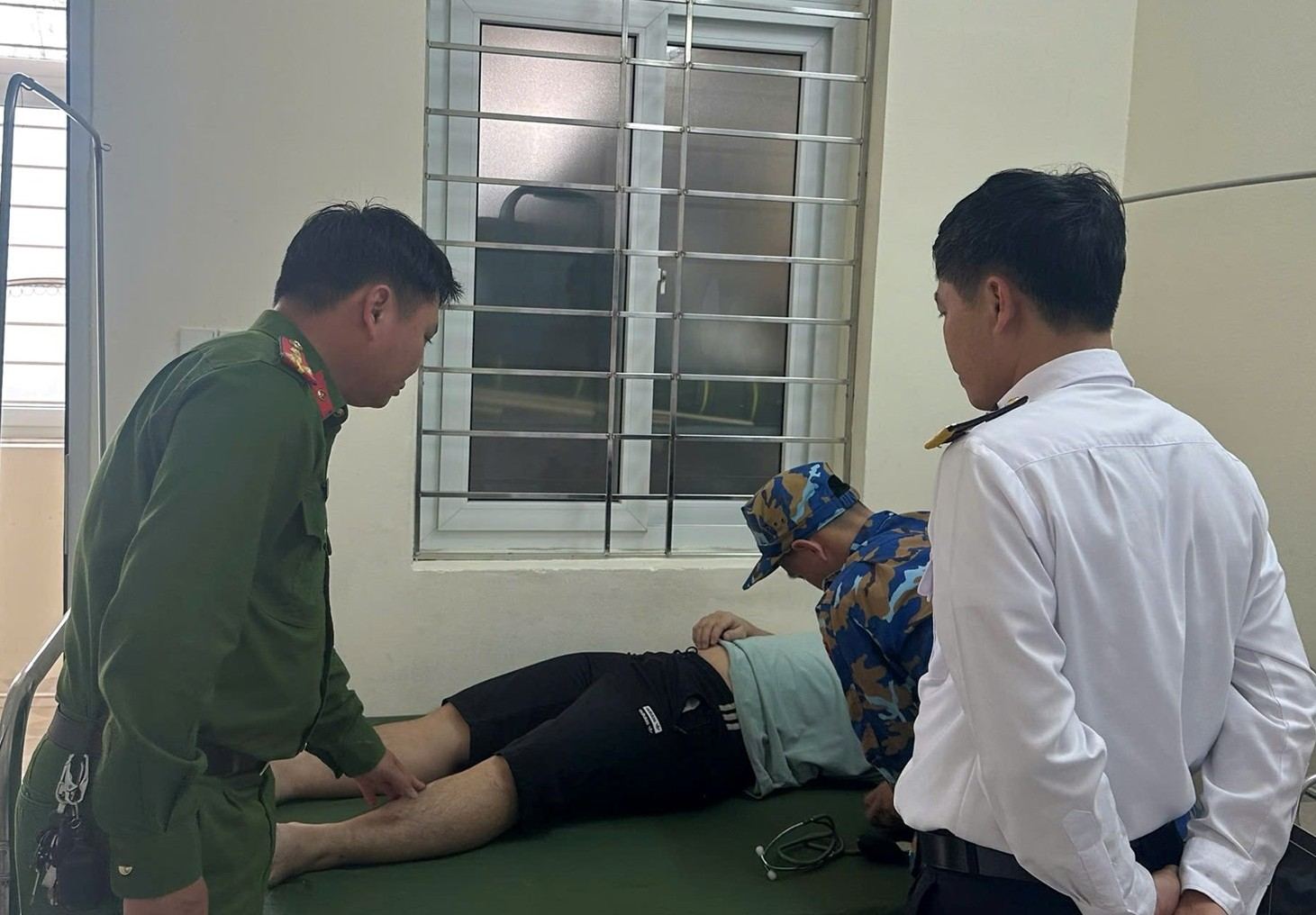 The victim was safely rescued and taken to the military medical room of Flotilla 4 for health check. Photo: Hai Phong Police