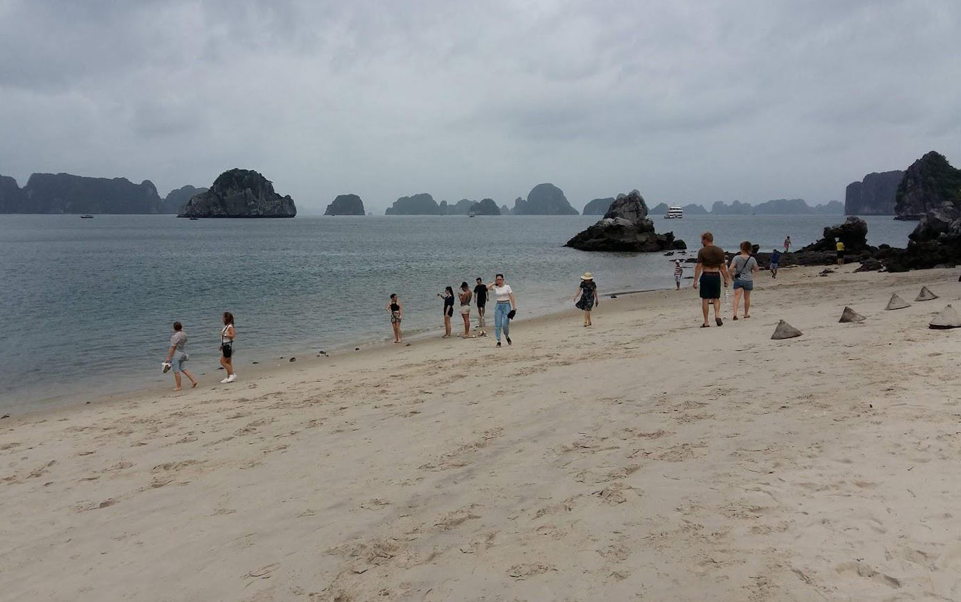 Thien Canh Son beach is one of hundreds of very beautiful sand beaches in Ha Long Bay, but tourists can only go down to see it, not swim. Photo: Nguyen Hung