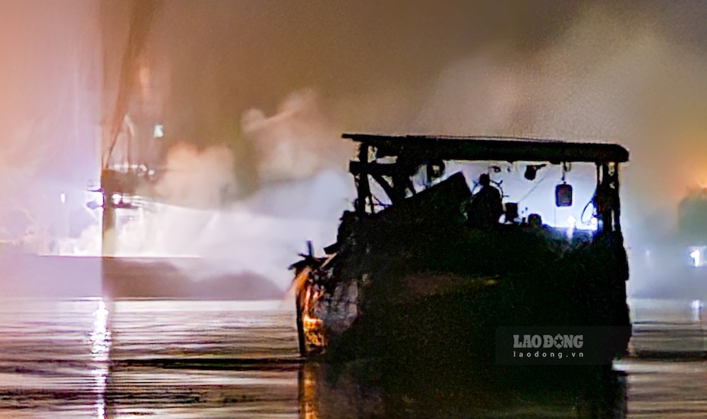 Cơ quan chức năng sẽ siết chặt việc quản lý khai thác tài nguyên trên sông Gianh. Trong ảnh, là tàu khai thác cát trái phép trên sông Gianh đoạn qua thôn Trường Long, xã Tân Gianh vào ban đêm. Ảnh: Phóng viên