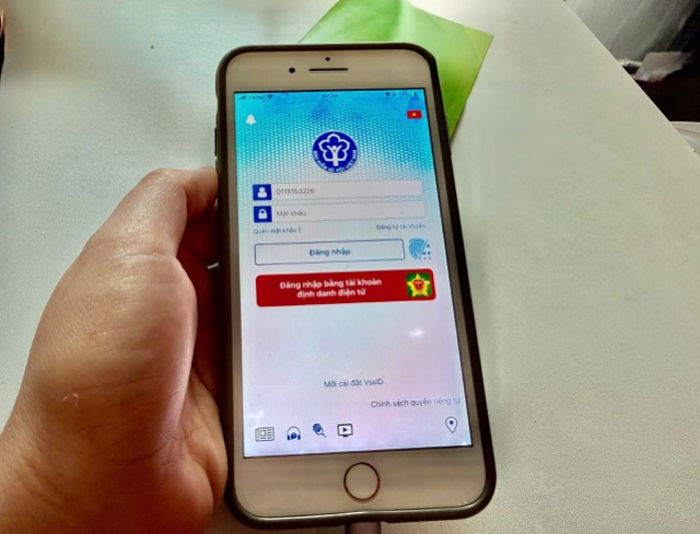 People need to declare promptly when changing addresses, personal information or residence status, to avoid losing benefits related to pensions and social insurance allowances. Photo: Duc Van