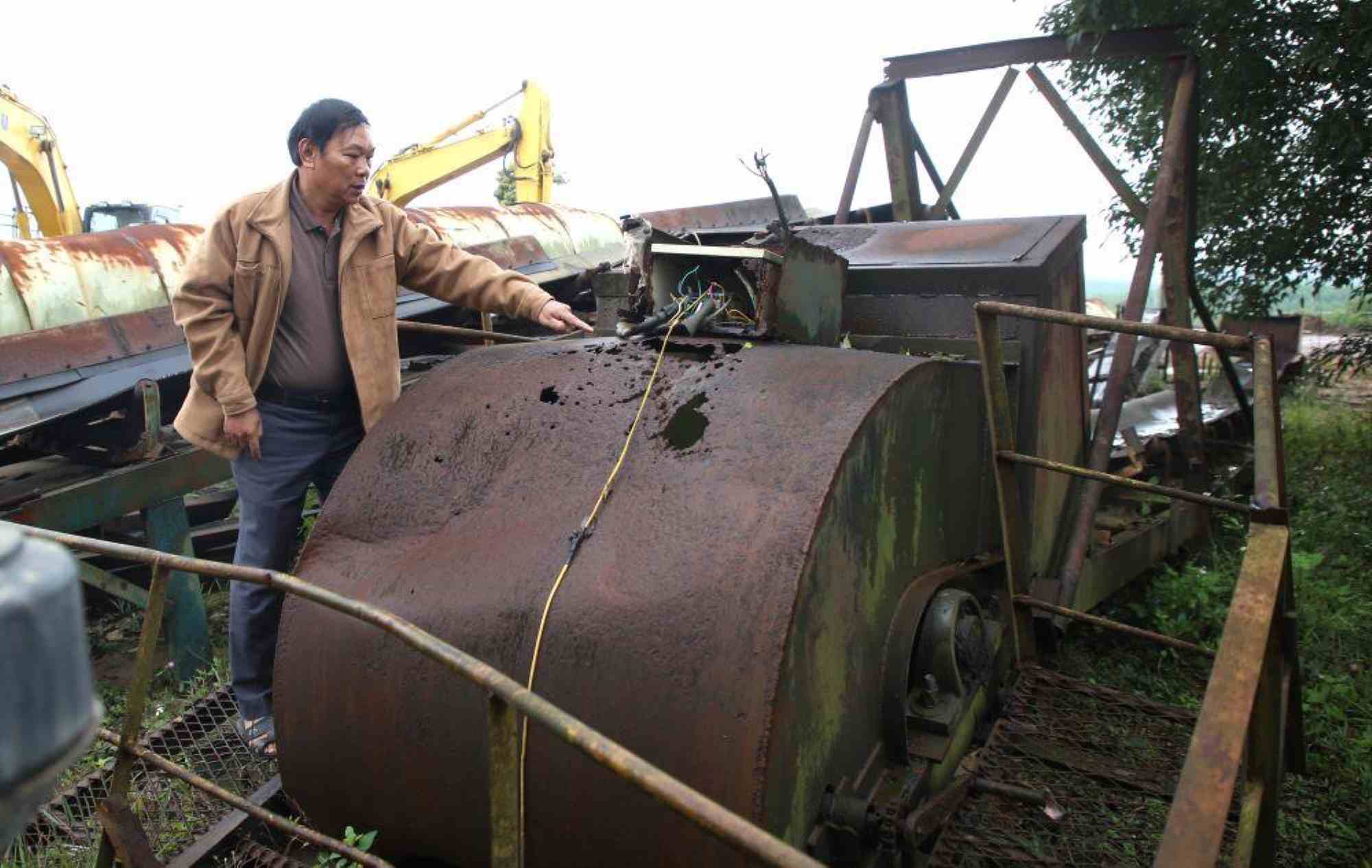 Due to the lack of new premises, machinery and production lines after being forced to dismantle are still lying scattered at the old factory, and many equipment is damaged due to sun and rain. Photo: Hung Tho